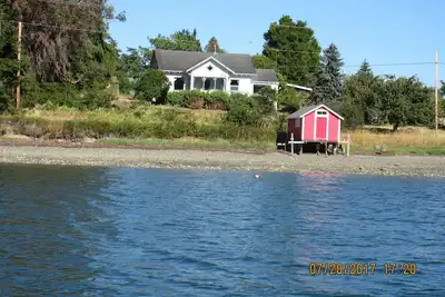 Image de Propriété au bord de l'eau avec des vues spectaculaires.