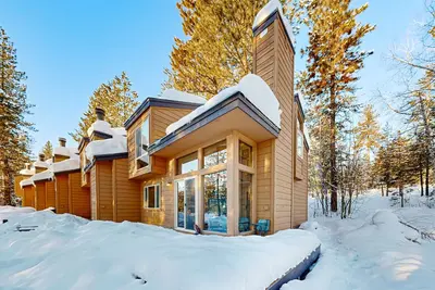 Image de Condo confortable avec terrasse et foyer au bois - accès facile au golf et aux pistes! Con confortable