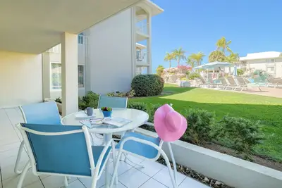 Image de Profitez du soleil, baignez-vous ou lisez un bon livre au bord de la piscine de Sunset Cove!