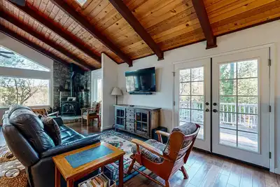 Image de Spacieux et aéré maison w / 2 ponts et piscine partagée - promenade à Pine Mountain Lake Marina!