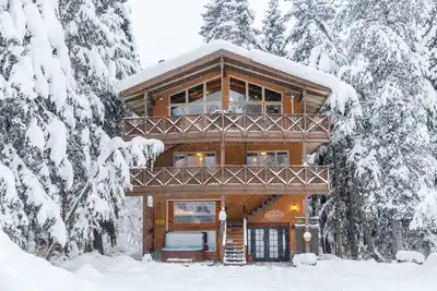 Image de Maison spacieuse avec bain à remous privé, 2 cuisines et vue sur les pistes de ski!