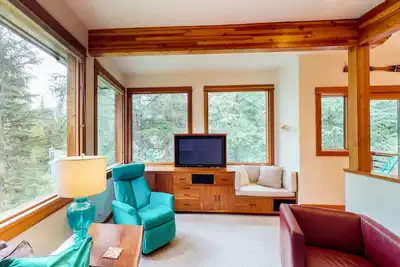 Image de Nouvelle Liste! Belle maison avec des touches personnalisées, endroit calme, de belles vues