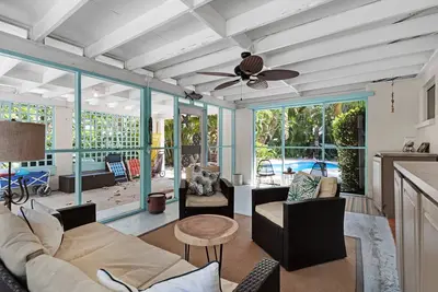 Image de Maison acceptant les chiens avec piscine privée, vue sur l'île et accès à la plage à proximité!