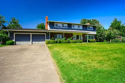 Image de Dog-friendly, maison familiale w / divertissement, cour décontractée et spacieuse
