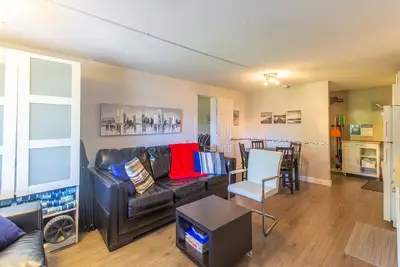 Image de Charmant condo w / patio et piscine partagée et un espace barbecue - près de la plage!