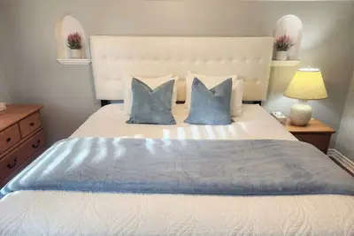 Image de Maison Maple Leaf - À distance de marche des chutes et du centre-ville! -Location sous licence