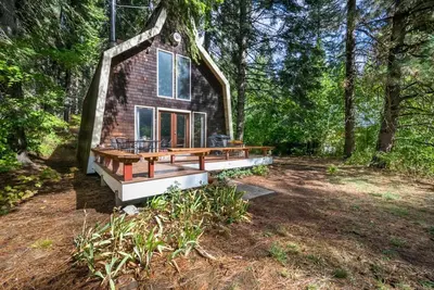 Image de Cabine confortable avec bain à remous privé près du ruisseau, ski, restaurant Leavenworth et plus encore!