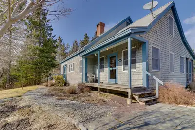 Image de Chalet bordé d'arbres avec véranda grillagée et accès à la plage - à quatre miles du Acadia Np!