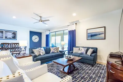 Image de * Tout Neuf * Maison de 9 chambres / 6 salles de bain avec piscine privée avec vue sur le lac