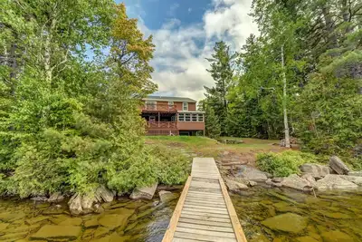 Image de Chalet au bord du lac avec vue sur le lac, quai privé et divertissement. Idéal pour les familles!