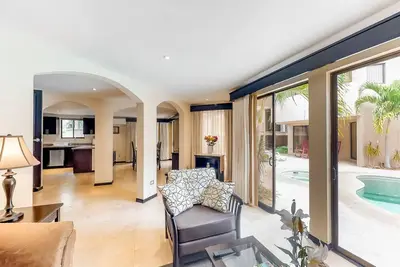 Image de Condo spacieux avec piscines partagées, tennis, et plus - à pied de la plage!