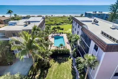 Image de Condo rénové de 3 chambres avec vue sur le golfe sur la plage. Piscine, tennis, plage