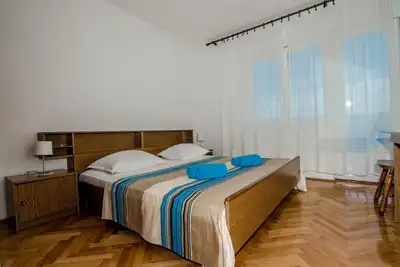 Image de Appartement de quatre chambres avec le balcon et la vue sur le mer Slatine, Ciovo (A-15504-a)