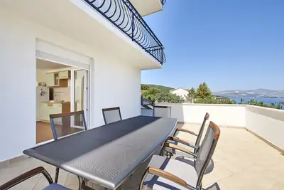 Image de Appartement d'une chambre avec la terrasse et la vue sur le mer Slatine, Ciovo (A-15504-b)