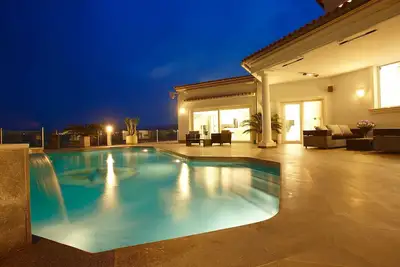 Image de Maison de vacances privée avec piscine privée, bain à remous, climatisation, Wifi, Tv, terrasse