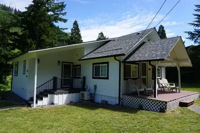 Image de Cottage confortable avec vue sur la rivière! Pêcher la North Fork ou faire du vélo sur Alpine Trail