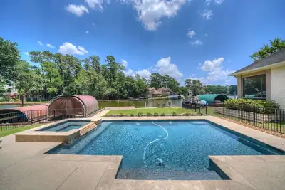 Image de Accueil Lakefront magnifique avec piscine et spa sur une crique tout à fait / protégée sur le lac Conroe