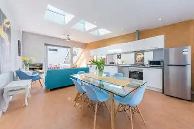 Image de Maison design dans une rue calme à deux pas de la ville