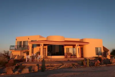 Image de Maison de luxe dans Gated Golf Course Communauté Deux Pass Golf gratuit tous les jours Wifi
