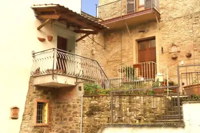Image de maison dans le village historique dans les collines toscanes