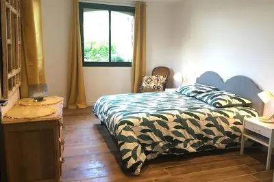 Studio 30m2 climatisé parking privé clos accès jardin 10 minutes de la plage