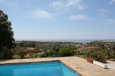 Image de Maison de vacances avec piscine privée et vue fantastique sur la mer