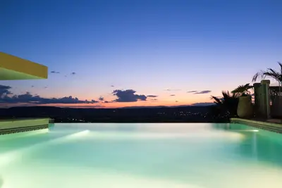 Image de Magnifique Gite avec vue dominante piscine et jacuzzi chauffé ( Le Palmier )