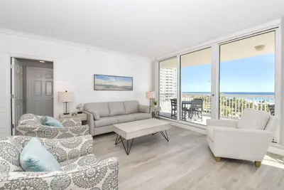 Image de Spacieux condo de 3 chambres, 3 salles de bain en bord de mer avec balcon privé!