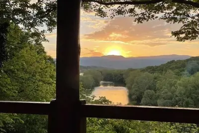 Image de Log Cabin avec une vue spectaculaire de la rivière Shenandoah et l'Massanutten Mo
