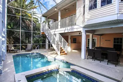 Image de Maison de piscine magnifiquement rénovée dans le quartier du village de Captiva