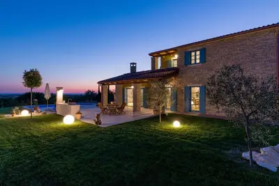 Image de Maison de vacances privée avec bain à remous, climatisation, piscine privée, Wifi, Tv, patio