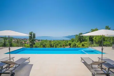 Image de Maison de vacances privée avec Wifi, bain à remous, piscine privée, climatisation, Tv, terrasse