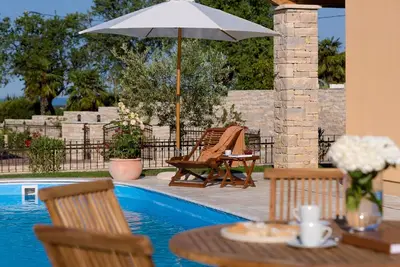 Image de Maison de vacances privée avec Wifi, bain à remous, climatisation, piscine privée, Tv, patio