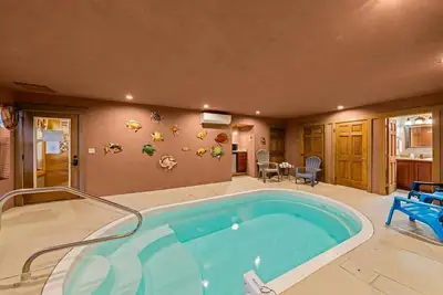 Image de Splash Mansion une cabine de 4 chambres à Laurel Estates avec sa propre piscine.