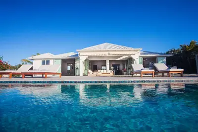 Image de Villa ÉTONNANTE! Vue Imprenable Et Piscine Infinity Avec ACCÈS Direct À La Mer