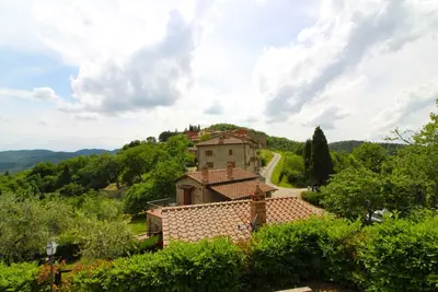 Image de Un ancien petit hameau en pierre situé dans une position panoramique à quelques km de la ville d'Are