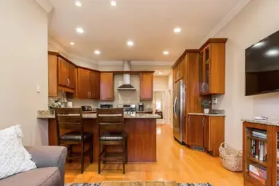 Image de Le Wrigleyville Vip sur Racine - 1 bloc de Wrigley, 7 nt et promotions en semaine!