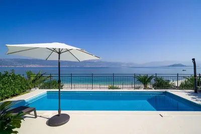 Image de Beachfront Villa Lemonade with Pool Ii