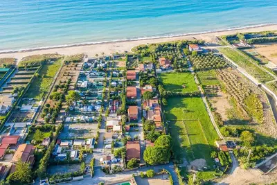 Image de Villa relaxante et accueillante à 50 mètres de la plage, 6 couchages