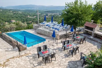 Image de Appartement Hillside avec une vue imprenable sur la mer et les montagnes, la mer 2 km, piscine