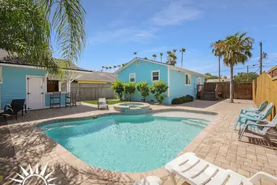 Image de Sapphire: maison mise à jour de 2 chambres avec piscine privée, bain à remous, cabane, extérieur et à seulement un pâté de maisons de la plage