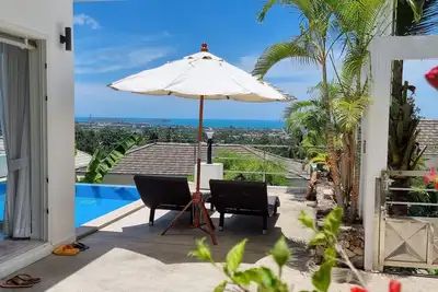 Image de Villa avec piscine privée et vue sur la mer dans un cadre tropical