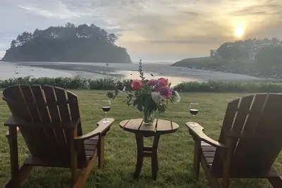 Superbe front de mer, au niveau du sol, confortable - joliment décoré. Animaux acceptés