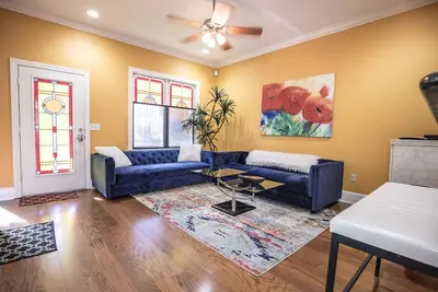 Image de Beale 2 blocs, 2800 SqFt 9 lits 2car-garage 3 patios Arrêt de chariot @ porte d'entrée