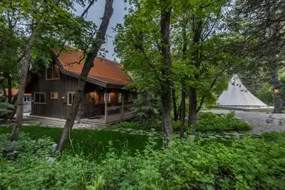 Image de Charmant Chalet Sundance De 2 Chambres Avec Un Tipi Meuble A Botter