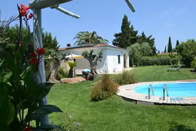 Image de chalet avec piscine à la campagne à quelques pas de la mer