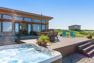 Image de Maison de plage en bord de mer avec WiFi gratuit et de superbes vues sur l'océan!