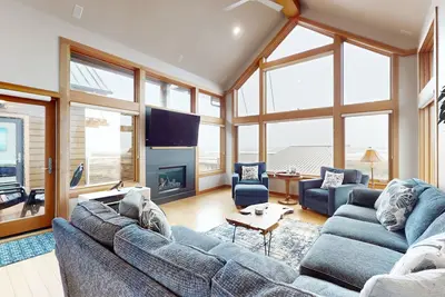 Image de Oceanfront & vue maison sur la plage de Cohasset avec vue sur l'océan et WiFi gratuit!