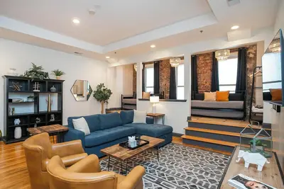 Image de Upscale Loft On Broadway Blvd - Live Music + Bars