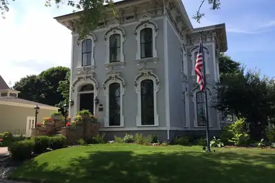 Image de Excellent emplacement au centre-ville dans l'une des maisons historiques les plus célèbres de Grand Haven